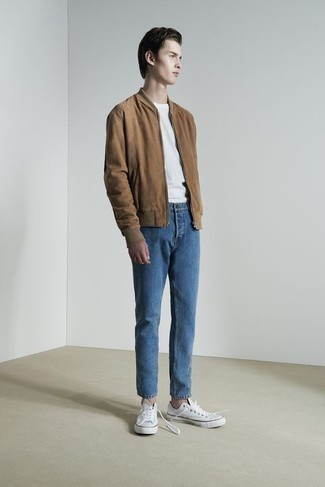 Как носить темно-синие джинсы с коричневым бомбером мужчине