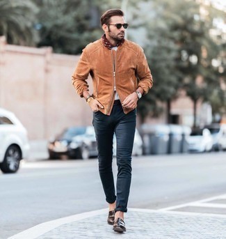 Как носить темно-синие джинсы с коричневым бомбером мужчине