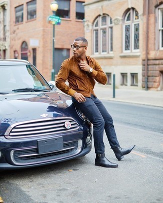 Как носить темно-синие джинсы с коричневым бомбером мужчине