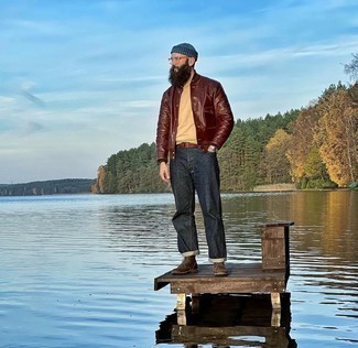 Как носить темно-синие джинсы с коричневым бомбером мужчине