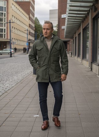 Как носить темно-синие джинсы с коричневыми кожаными монками с двумя ремешками