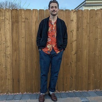 Как носить темно-синие джинсы с коричневыми кожаными лоферами мужчине