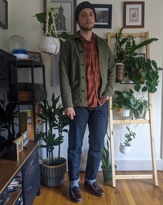 Как носить темно-синие джинсы с коричневыми кожаными лоферами мужчине