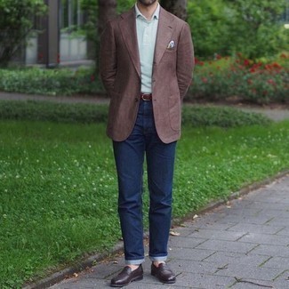 Как носить темно-синие джинсы с коричневыми кожаными лоферами мужчине