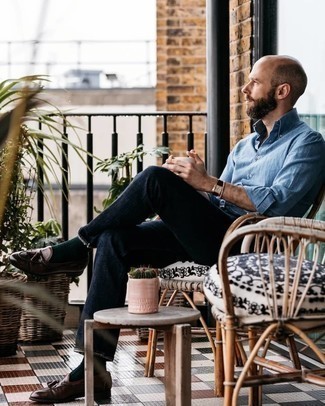 Как носить темно-синие джинсы с коричневыми кожаными лоферами мужчине