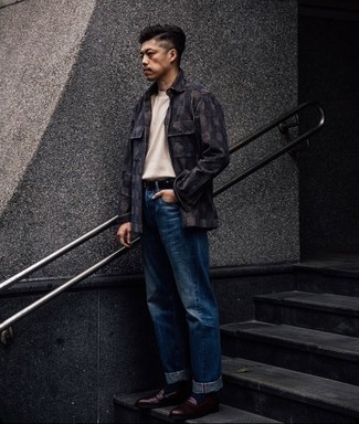 Как носить темно-синие джинсы с коричневыми кожаными лоферами мужчине