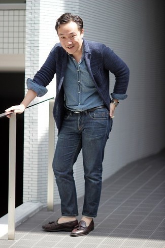 Как носить темно-синие джинсы с коричневыми кожаными лоферами мужчине