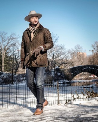 Как носить темно-синие джинсы с коричневыми кожаными лоферами мужчине