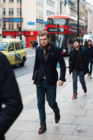 Как носить темно-синие джинсы с коричневыми замшевыми монками