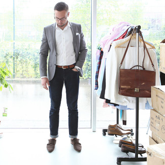 Как носить темно-синие джинсы с коричневыми замшевыми монками