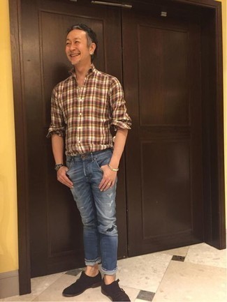 Как носить темно-синие джинсы с коричневыми замшевыми монками