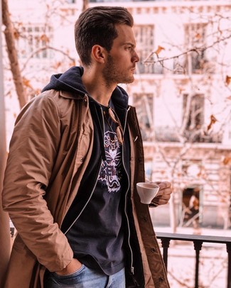 Как носить темно-синие джинсы с коричневым плащом мужчине