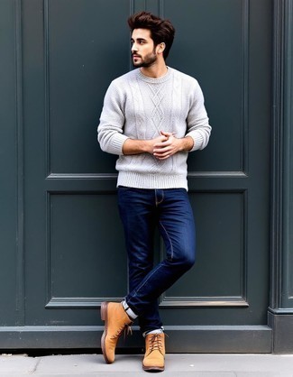 Какие вязаные свитера носить с темно-синими джинсами мужчине