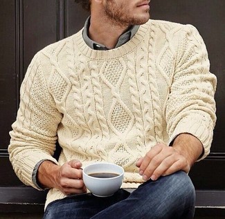 Какие вязаные свитера носить с темно-синими джинсами мужчине