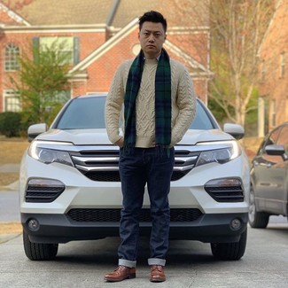 Какие вязаные свитера носить с темно-синими джинсами мужчине