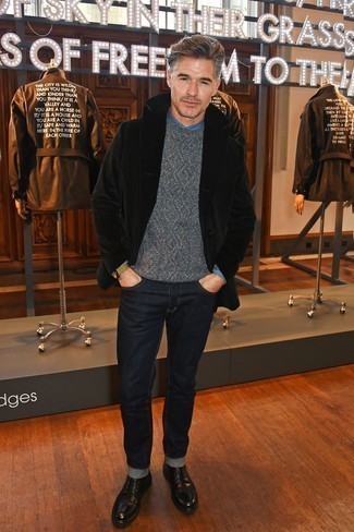 Какие вязаные свитера носить с темно-синими джинсами мужчине