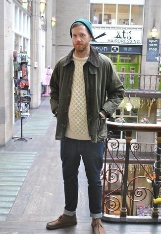 Какие вязаные свитера носить с темно-синими джинсами мужчине