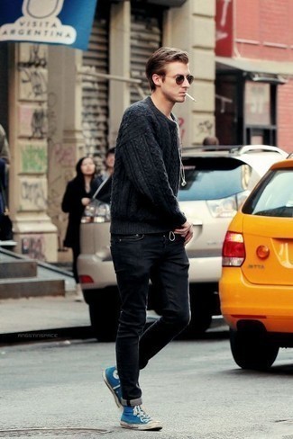 Какие вязаные свитера носить с темно-синими джинсами мужчине