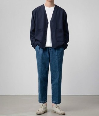 Какие кардиганы носить с темно-синими джинсами мужчине