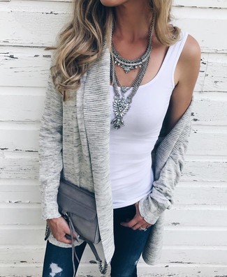 Какие кардиганы носить с темно-синими джинсами женщине