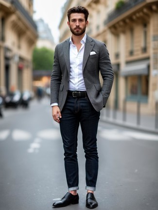 Как носить темно-синие джинсы с темно-серым пиджаком мужчине