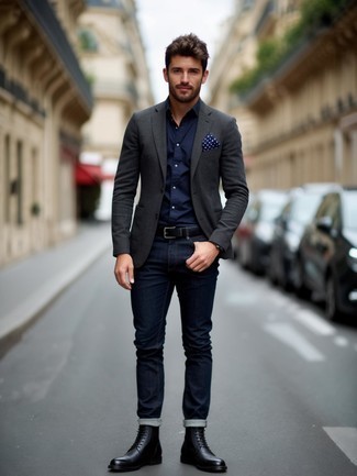 Как носить темно-синие джинсы с темно-серым пиджаком мужчине