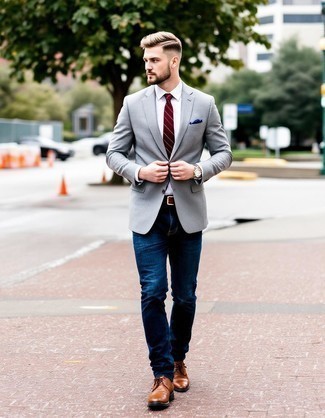 Как носить темно-синие джинсы с темно-серым пиджаком мужчине