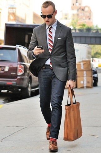 Как носить темно-синие джинсы с темно-серым пиджаком мужчине