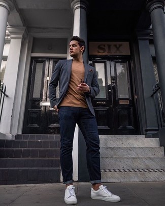 Как носить темно-синие джинсы с темно-серым пиджаком мужчине