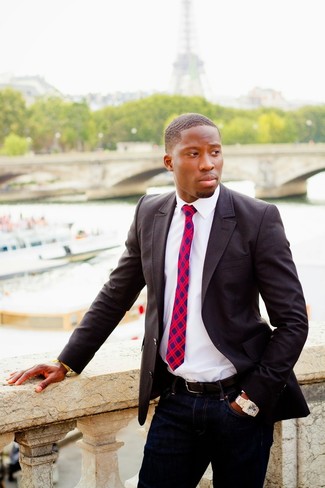 Как носить темно-синие джинсы с темно-серым пиджаком мужчине