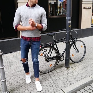 Как носить темно-синие джинсы с темно-серым вязаным свитером мужчине
