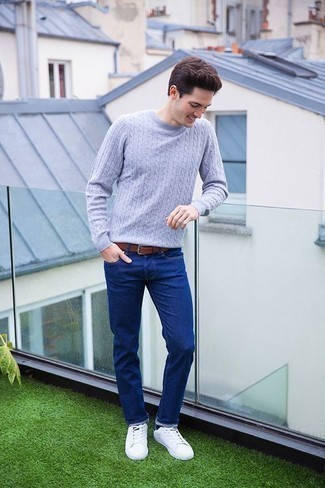 Как носить темно-синие джинсы с темно-серым вязаным свитером мужчине