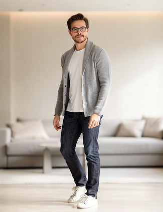 Как носить темно-синие джинсы с темно-серым кардиганом мужчине