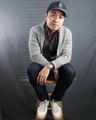 Как носить темно-синие джинсы с темно-серым кардиганом мужчине