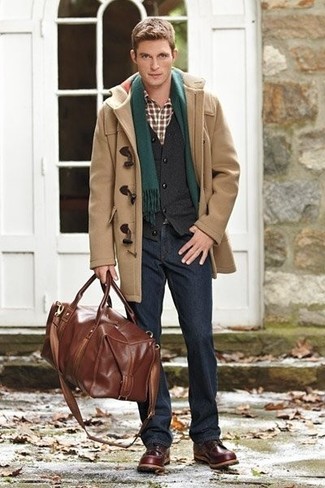 Как носить темно-синие джинсы с темно-серым кардиганом мужчине