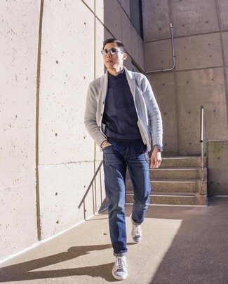 Как носить темно-синие джинсы с темно-серым кардиганом мужчине