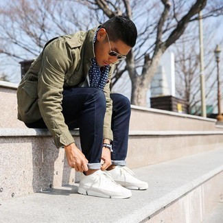 Как носить темно-синие джинсы с темно-серым кардиганом мужчине