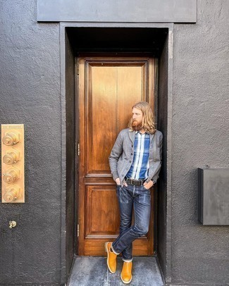 Как носить темно-синие джинсы с темно-серым кардиганом мужчине