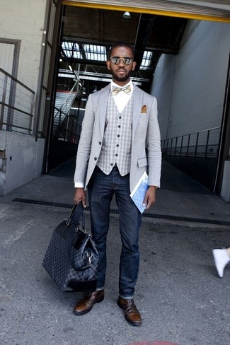 Как носить темно-синие джинсы с темно-серым жилетом