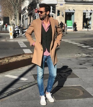 Как носить темно-синие джинсы с темно-серым жилетом