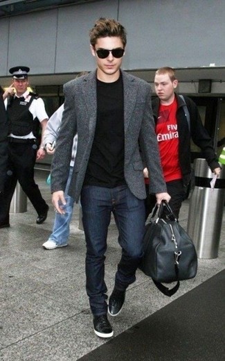 Как носить темно-синие джинсы с темно-серым шерстяным пиджаком мужчине