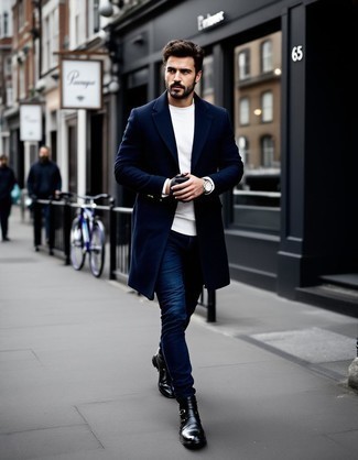 Какие ботинки челси носить с темно-синими джинсами мужчине