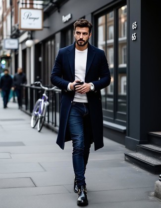 Какие ботинки челси носить с темно-синими джинсами мужчине