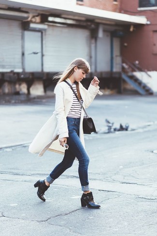 Какое пальто носить с темно-синими джинсами женщине