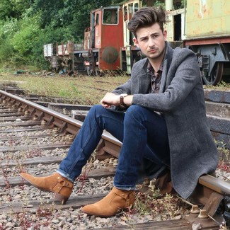 Какие ковбойские сапоги носить с темно-синими джинсами мужчине