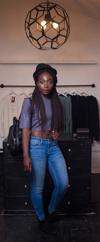 Какие укороченные топы носить с темно-синими джинсами