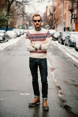 Как носить темно-синие джинсы с темно-коричневым кожаным зимними ботинками мужчине