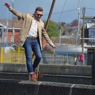 Как носить темно-синие джинсы с темно-коричневыми замшевыми брогами