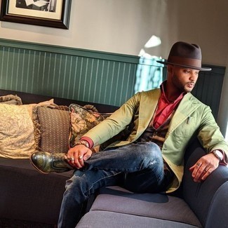 Как носить темно-синие джинсы с темно-зеленым пиджаком мужчине