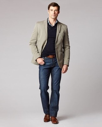 Как носить темно-синие джинсы с темно-зеленым пиджаком мужчине